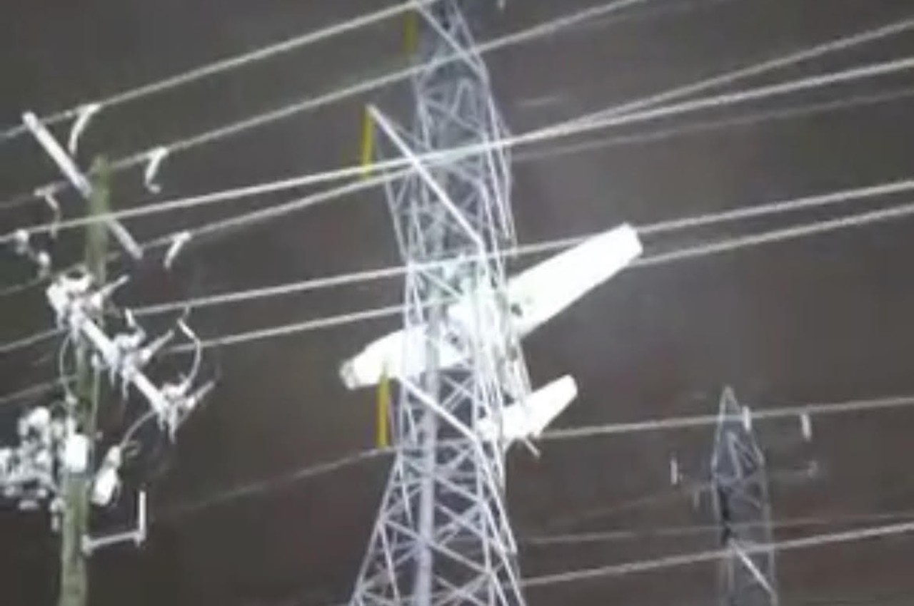 अमेरिका के मॉन्टगोमरी काउंटी में बिजली के तारों से टकराया विमान, बिजली गुल