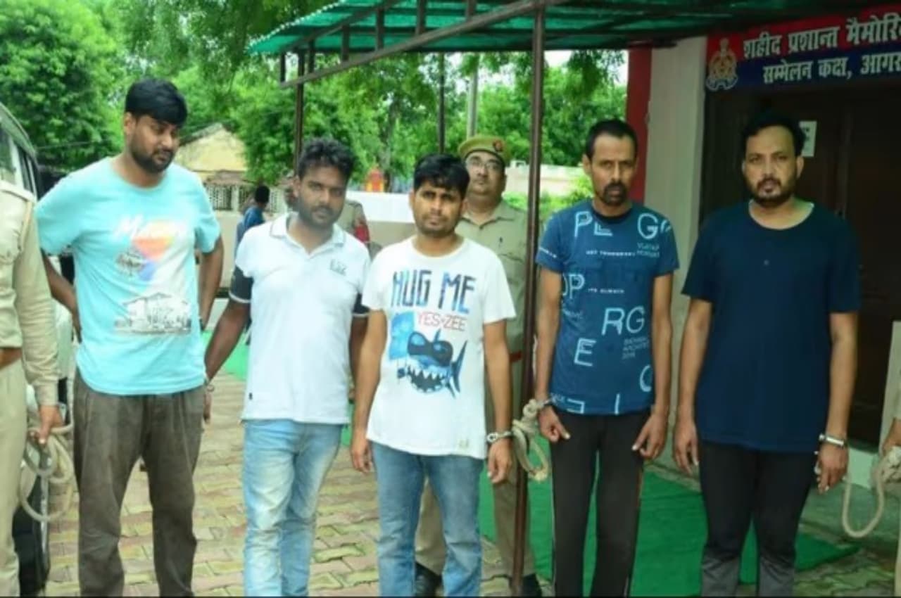 AGRA CAR CHOR