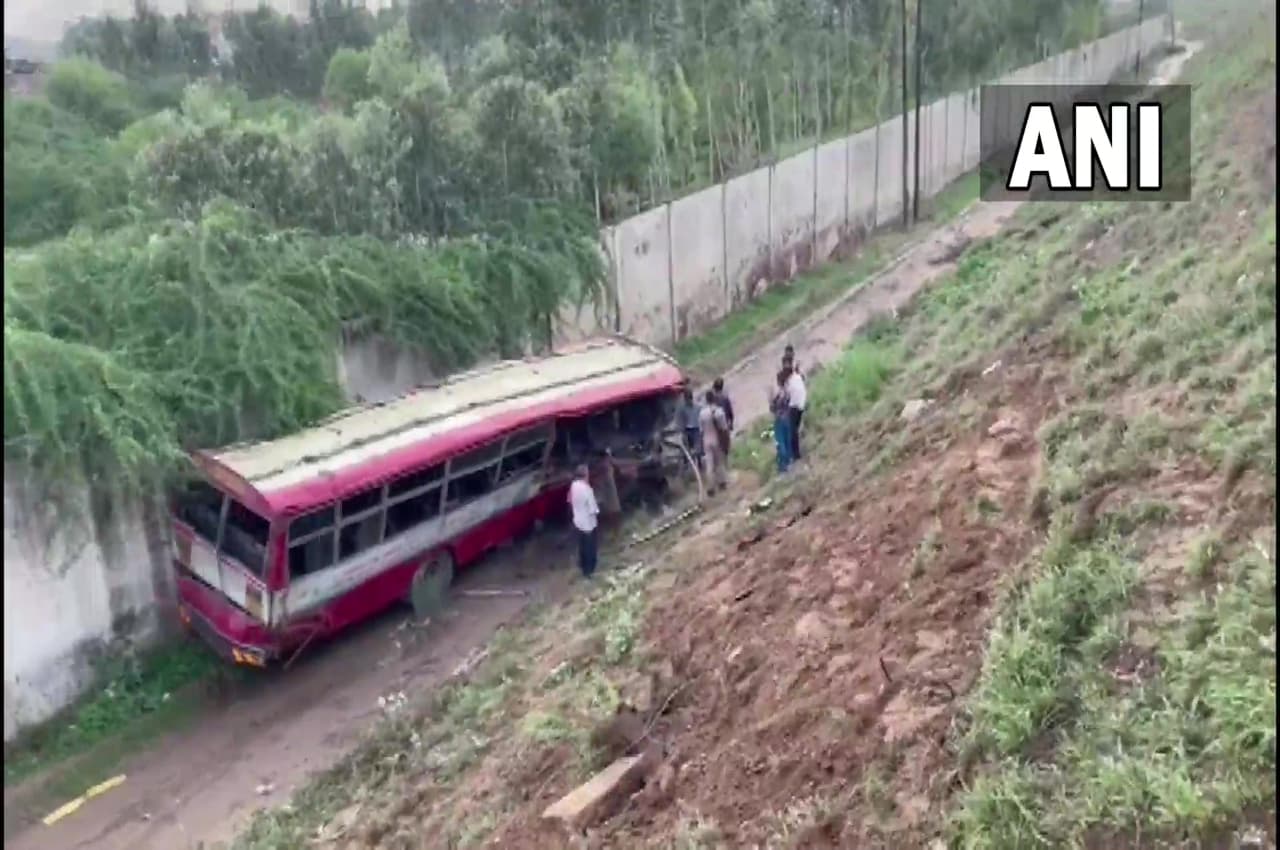 Aligarh bus Accident: 40 सवारियों से भरी बस फ्लाईओवर से गिरी, एक महिला की मौत, 24 गंभीर