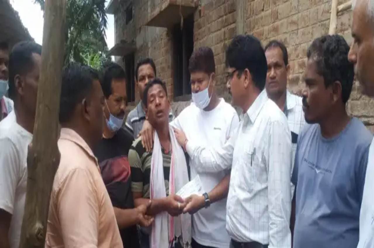 Chhattisgarh: CM भूपेश के निर्देश पर स्टॉप डैम में डूबे बच्चों के परिजनों को सौंपी सहायता राशि
