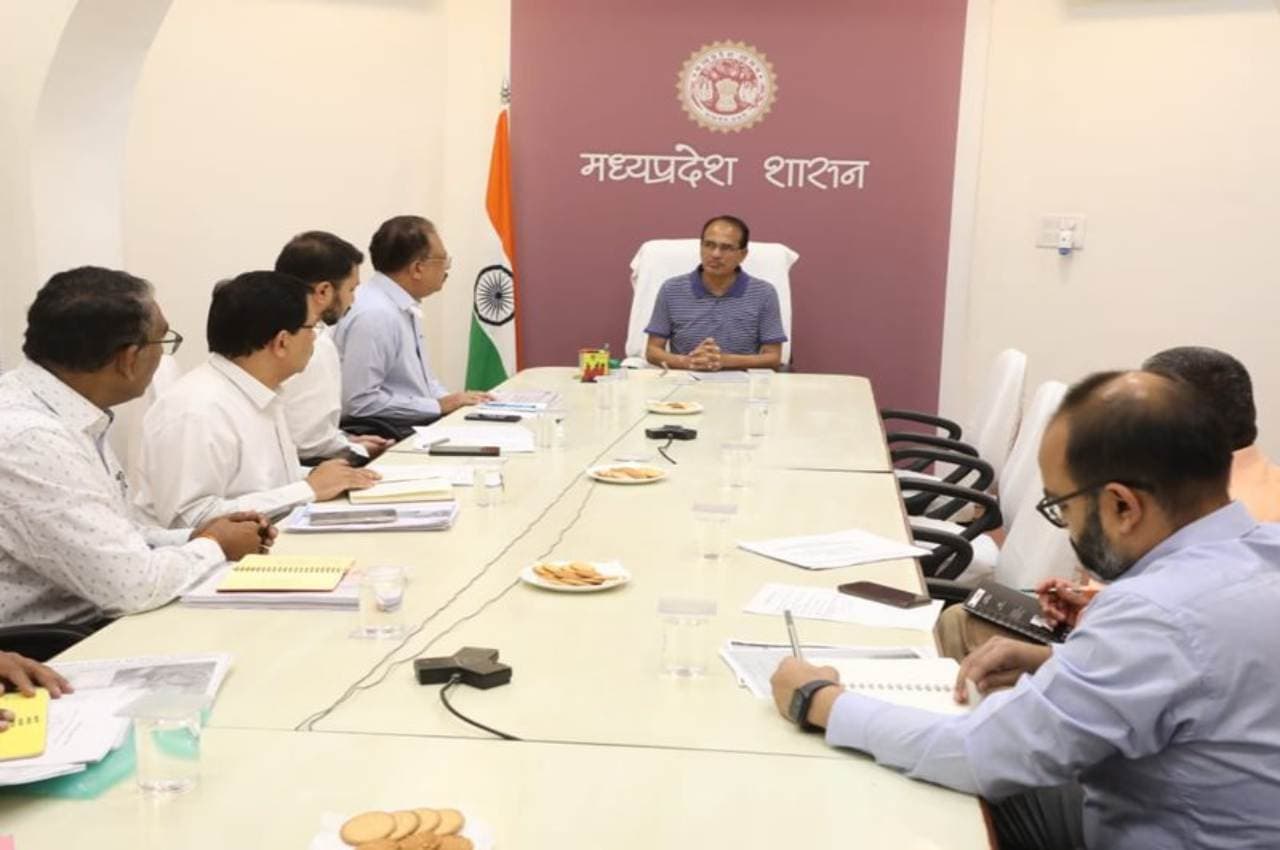 MP: प्रदेश में 1 हजार मेट्रिक टन यूरिया अचानक हुआ गायब, सीएम शिवराज ने बैठक कर दिए सख़्त कार्रवाई के निर्देश