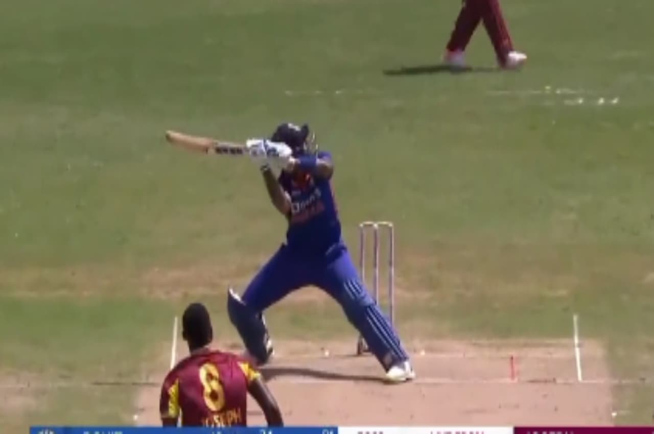 WI vs IND: सूर्यकुमार ने गेंदबाज को दिखाया 'SKY WAY', गेंद को लपेटकर स्टैंड में फेंका, देखें वीडियो