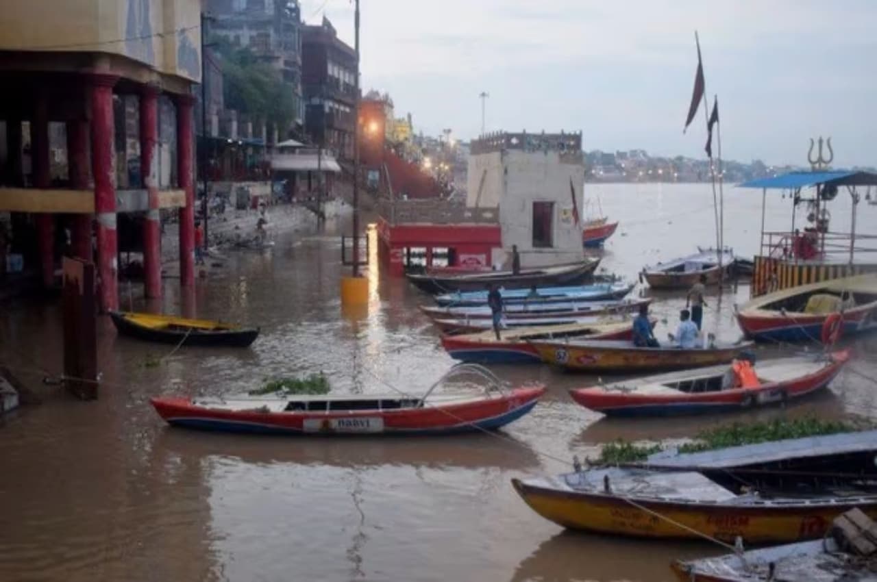 Flood Threat In UP: 'गंगाजल' में डूबे काशी के सारे घाट, चंबल नदी भी मार रही उफान