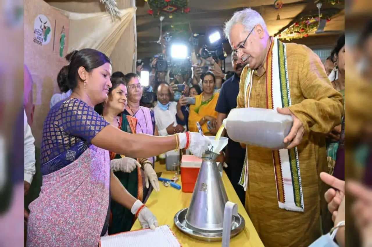 Chhattisgarh: देश में शुरू हुई पहली गौमूत्र खरीदी योजना, हरेली महोत्सव पर CM बघेल ने की शुरुआत