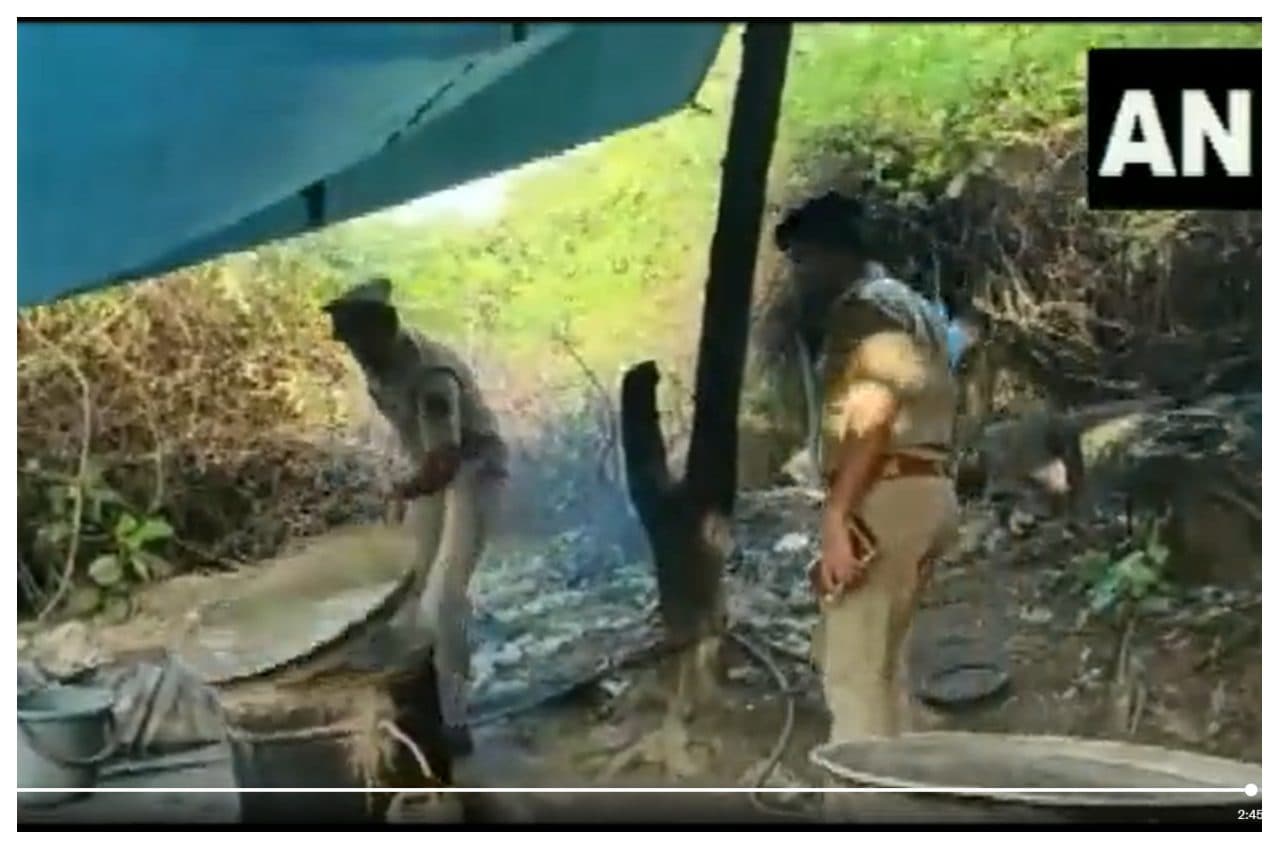 Gujarat Poisonous Liquor: चार दिन ड्रोन से निगरानी, 20 स्थानों पर 40 अवैध शराब फक्ट्रियां नष्ट, 8 लोग गिरफ्तार