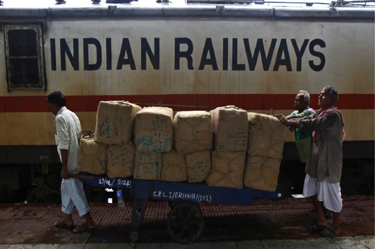 IRCTC PNR Status: अपना पीएनआर स्टेटस ऑनलाइन देखने के लिए क्या करें? देखें