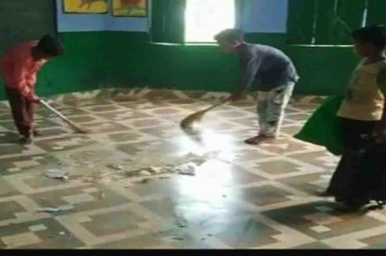 स्कूल में झाड़ू लगाते बच्चे का वीडियो वायरल, देखें