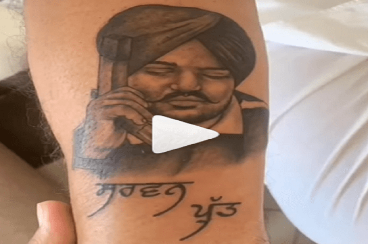 Video: Sidhu Moose wala के पिता ने अपने हाथ पर गुदवाया बेटे का चेहरा