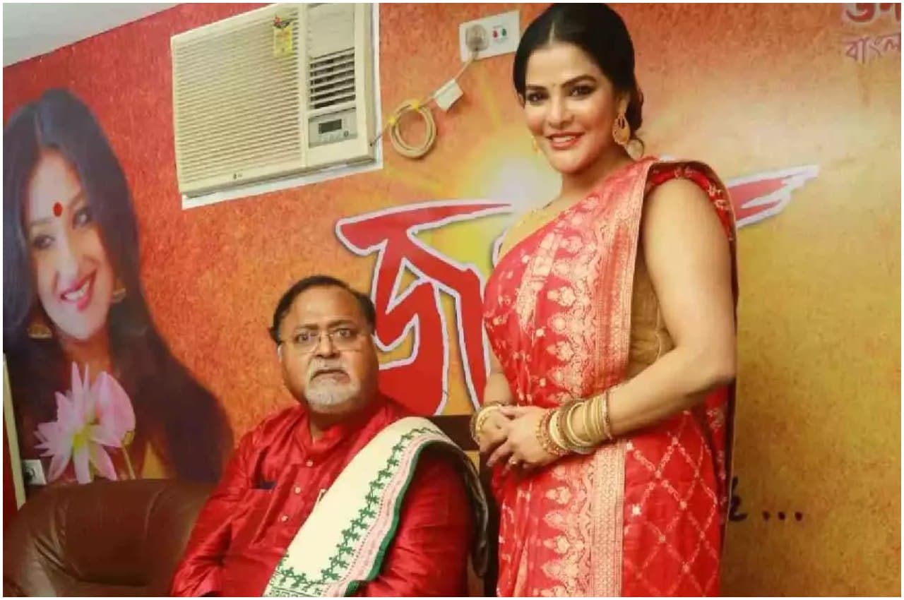 पार्थ चटर्जी की करीबी अर्पिता मुखर्जी के घर छापेमारी जारी