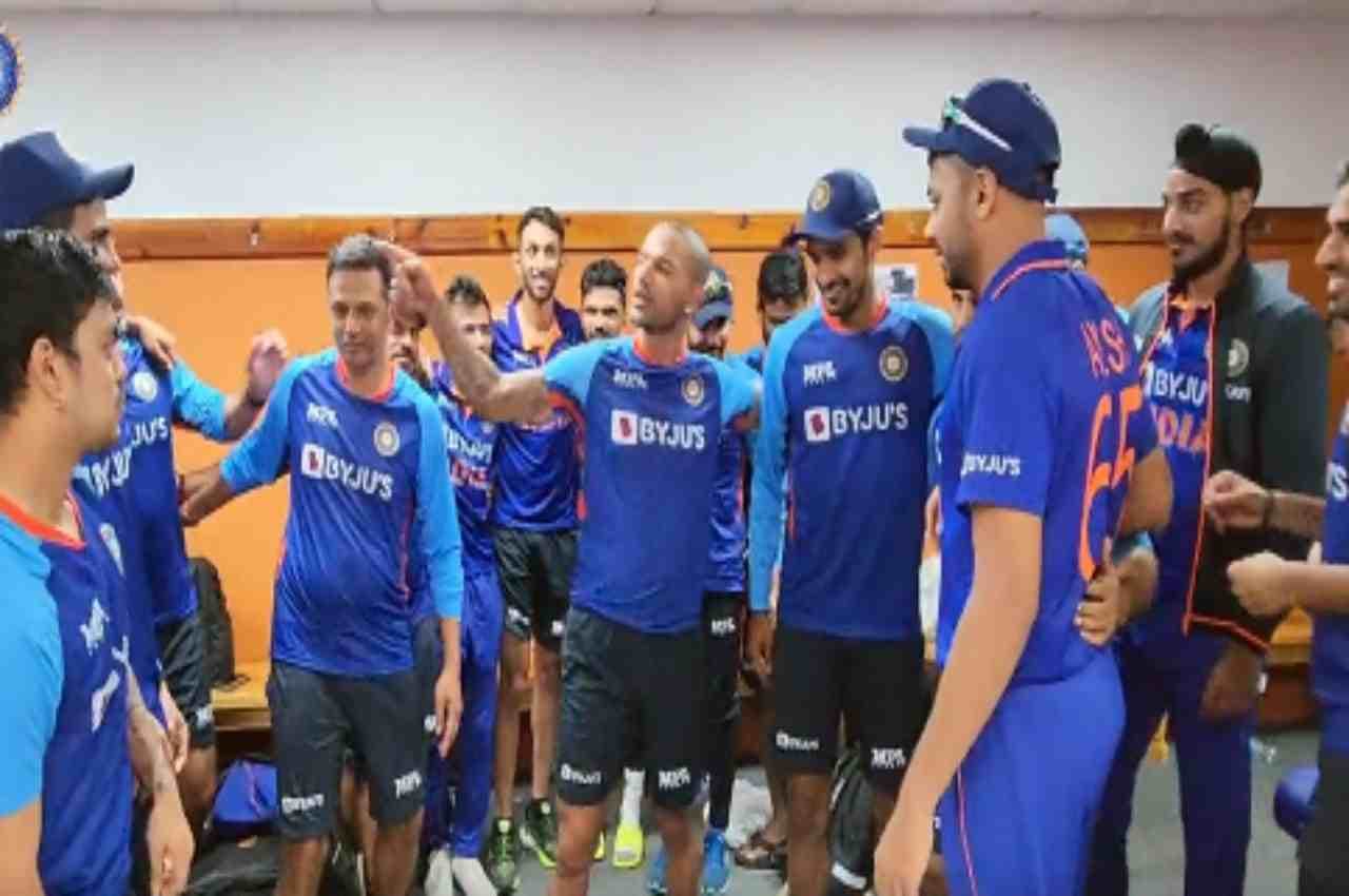 WI vs IND: द्रविड़ की 'मास्टर क्लास' में शिखर की मस्ती, देखें वीडियो