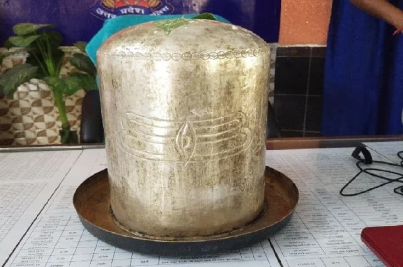 Mau News: सरयू में मिला चांदी का 21 किलो वजनी शिवलिंग, थाने में 14 दिन रहकर अब देवालय पहुंचा