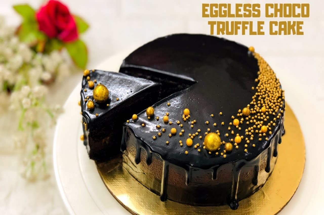 Friendship Day Special Cake Recipe: फ्रेंडशिप डे पार्टी के लिए डेजर्ट में बनाएं डिलीशियस एगलेस ट्रफल केक, जानें 30 मिनट रेसिपी