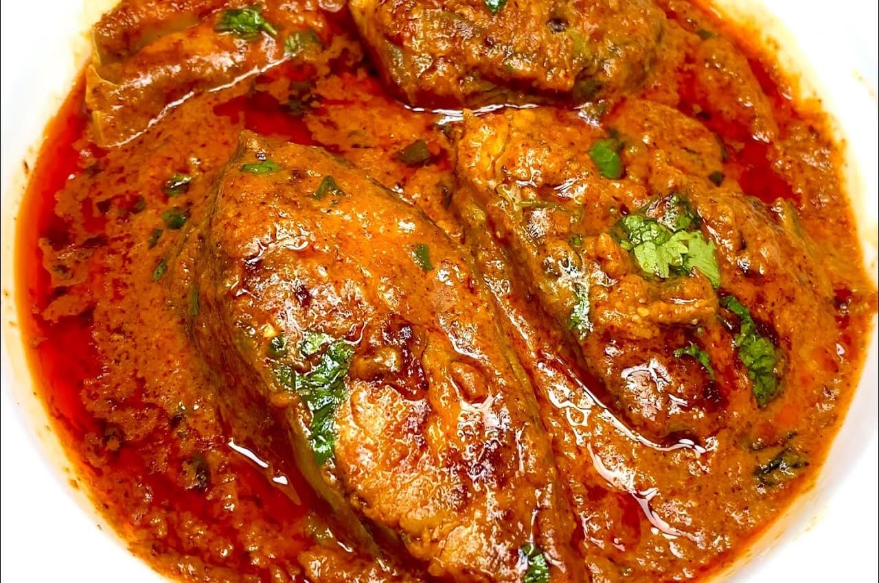 Kashmiri Fish Curry Recipe: फिश लवर फैमिली डिनर में बनाएं डिलीशियस कश्मीरी फिश करी, जानें रेसिपी