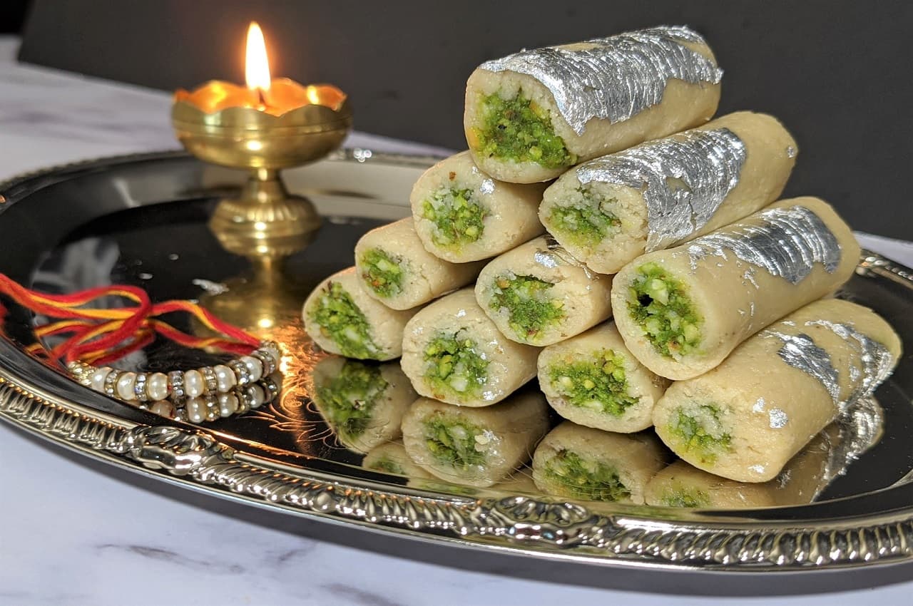 Kaju Badam Roll Recipe: रक्षाबंधन के खास मौके पर भाई का मुंह मीठा कराएं डिलीशियस काजू-बादाम रोल के साथ, जानें रेसिपी