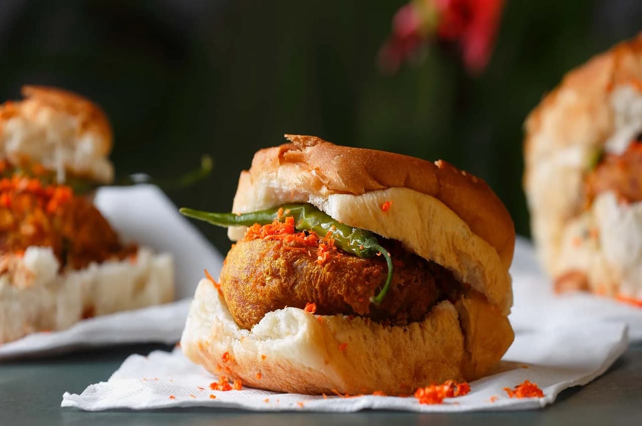 Cheese Chili Vada Pao Recipe: बारिश के मौसम में एंजॉय करें स्वादिष्ट और मसालेदार चीज चिली वड़ा पाव बनाकर, जानें रेसिपी