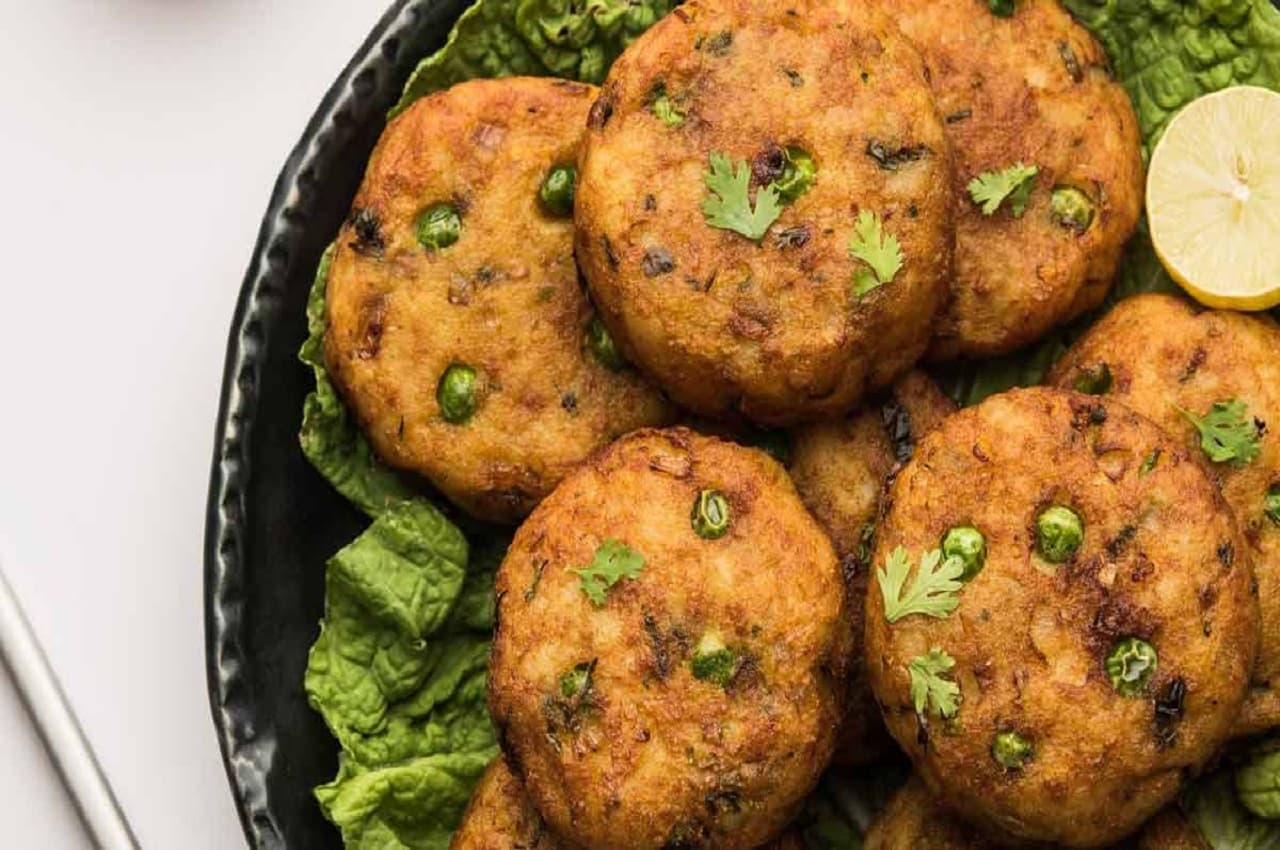 Chena Kebab Recipe: गर्मागर्म चाय के साथ स्नैक में ट्राई करें स्वादिष्ट छैना कबाब, जानें रेसिपी
