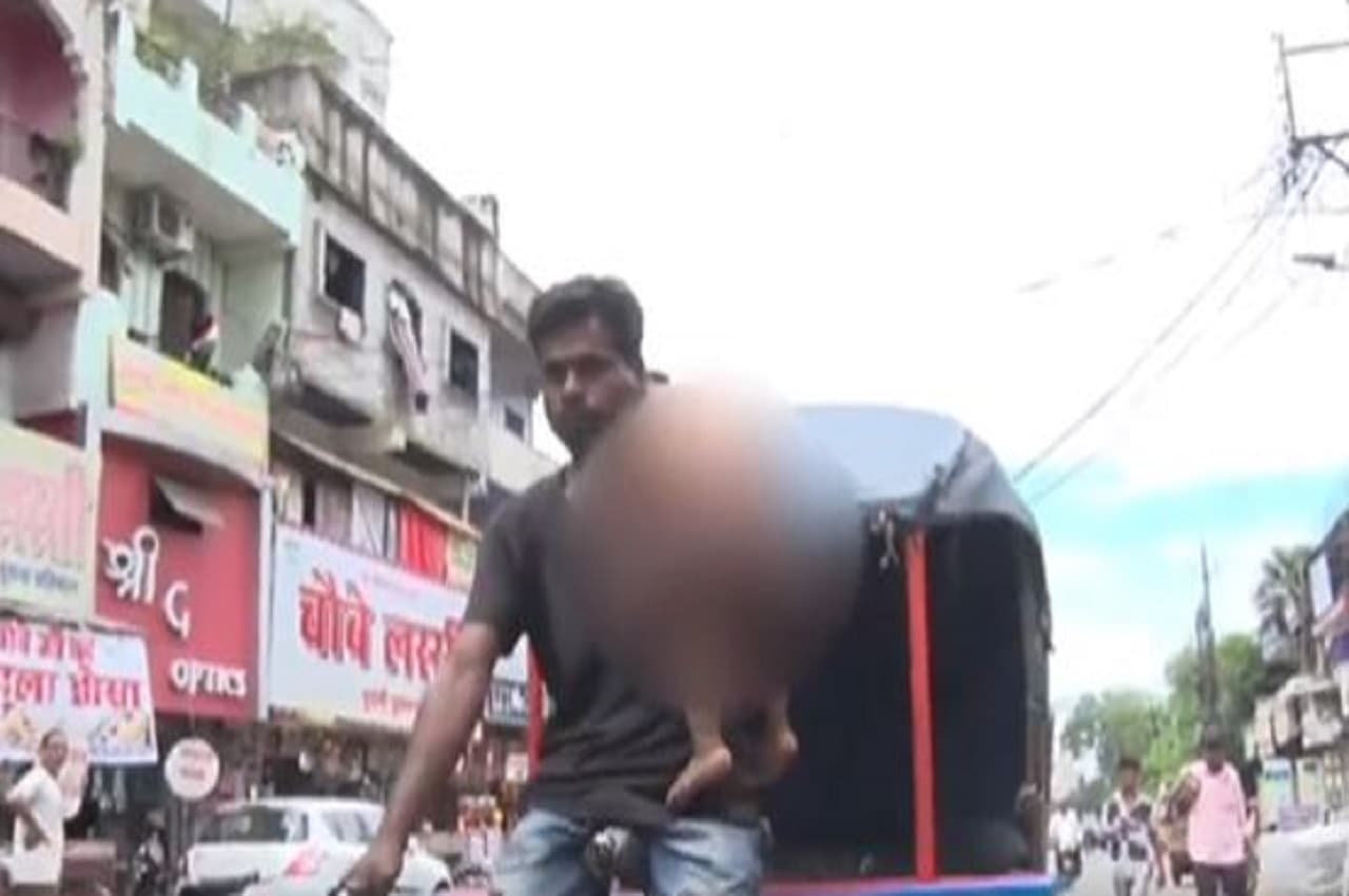 Video: एक हाथ से बच्चे को कंधे से चिपकाए, दूसरे से रिक्शे का हैंडल थामता है ये मजबूर पिता, देखें इमोशनल वीडियो