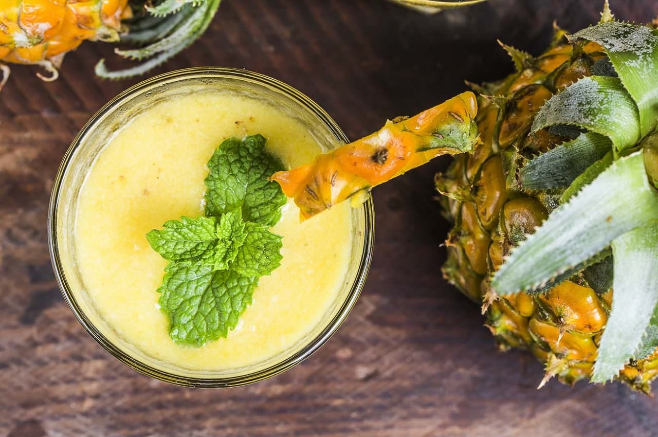 Pineapple Lassi Recipe: हल्की भूख के दौरान केवल 5 मिनट में बनाकर पीएं यूनीक फ्लेवर पाइनएप्पल लस्सी, जानें रेसिपी