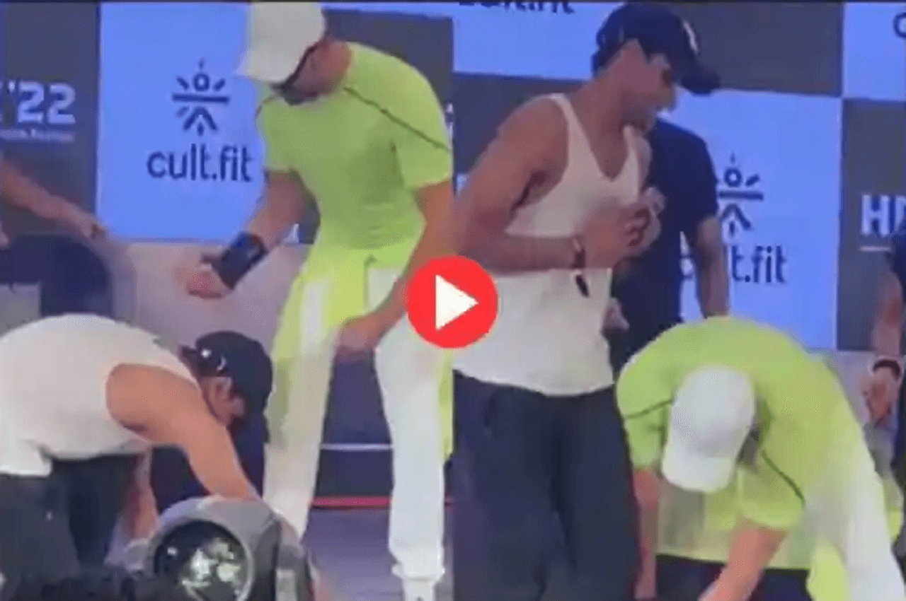 Hrithik Roshan ने स्टेज पर छुए फैन के पैर, वीडियो हुआ वायरल