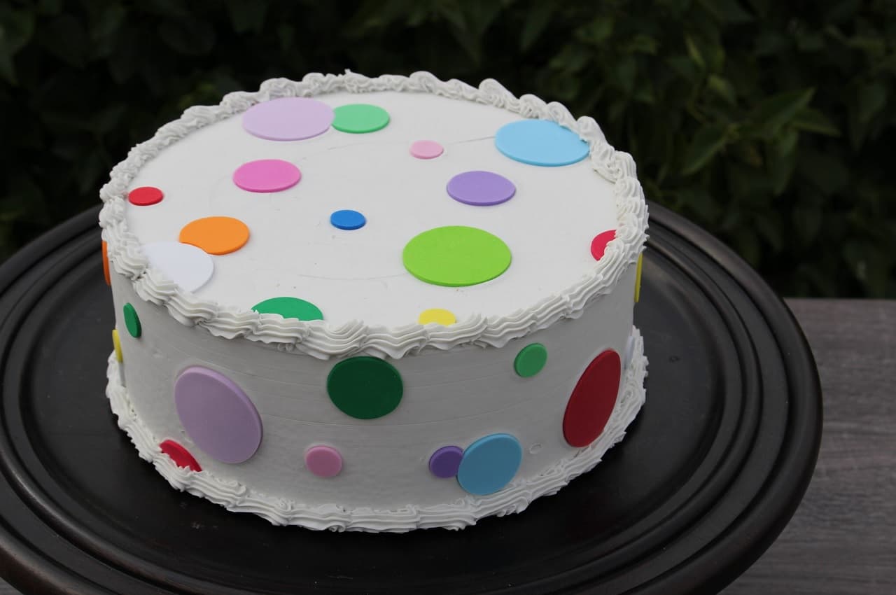 Polka Dot Cake Recipe: घर पर डिलीशियस पोल्का डॉट केक बनाकर बच्चों को दें सरप्राइज, जानें रेसिपी