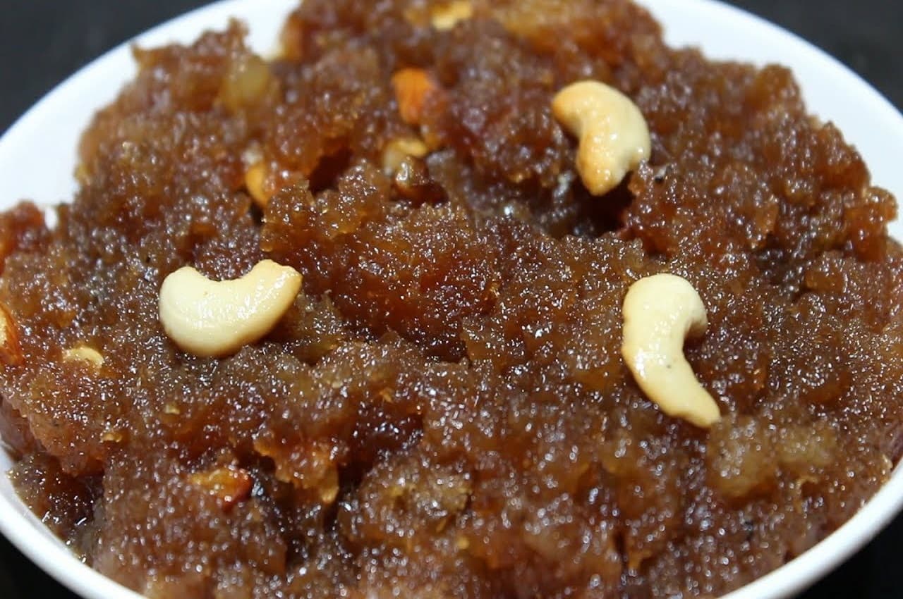 Bread Halwa Recipe: डेजर्ट में कुछ डिफरेंट खाने का मन है, तो ट्राई करें लजीज ब्रेड हलवा, जानें रेसिपी