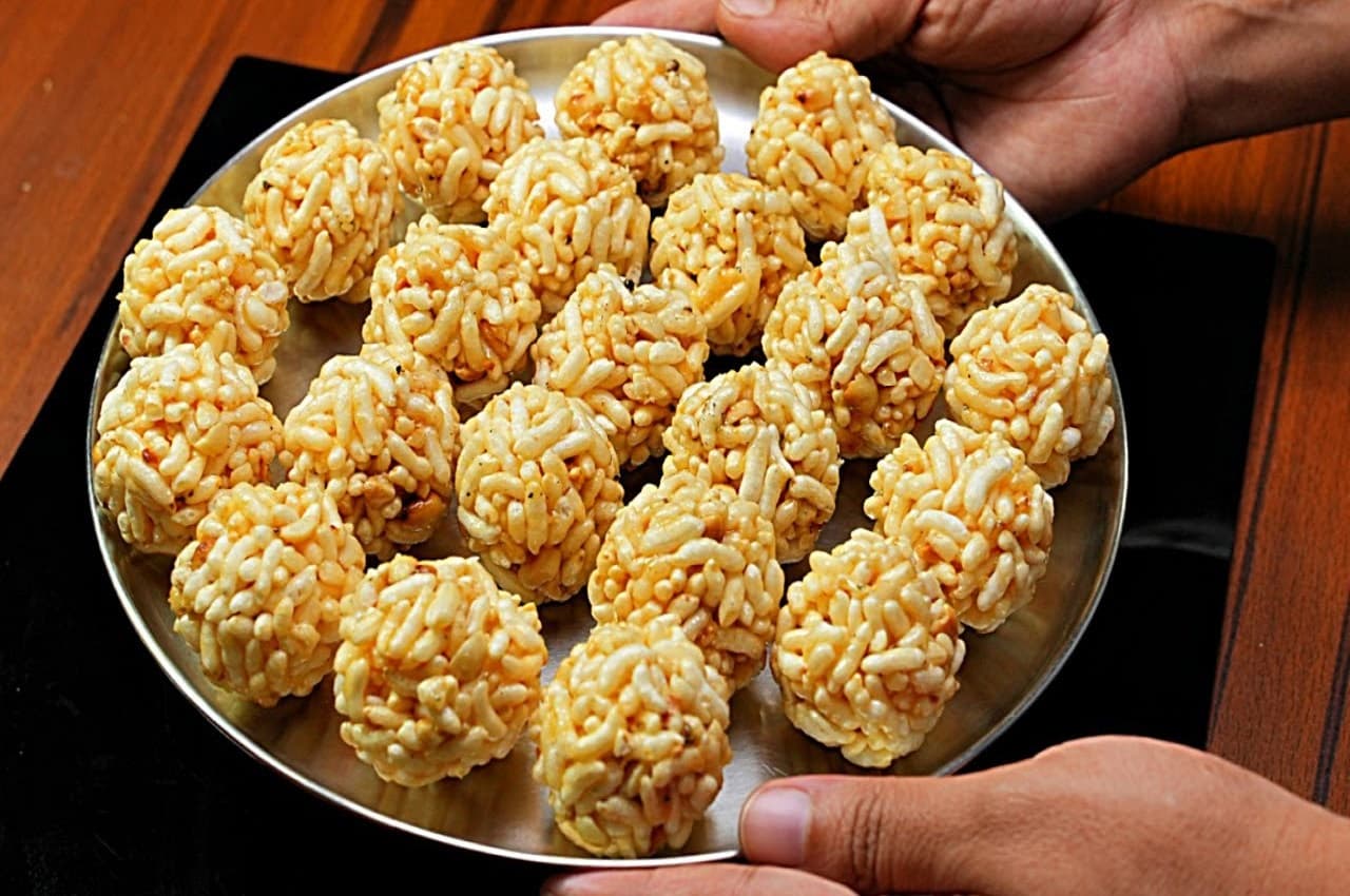 Murmure Ke Laddu Recipe: वेट लॉस जर्नी के दौरान स्नैक में बनाएं लो कैलोरी मुरमुरे के लड्डू, जानें रेसिपी