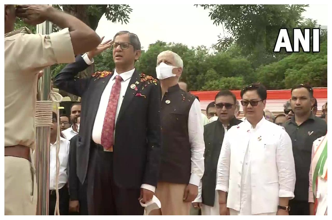 Independence Day 2022: चीफ जस्टिस समेत देश के दिग्गजों ने फहराया तिरंगा