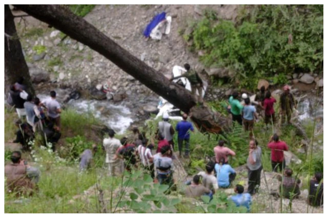 Jammu Kashmir: क‍िश्‍तवाड़ में भीषण सड़क हादसा, तेज रफ्तार कार खाई में गिरी, 8 की मौत और 3 घायल