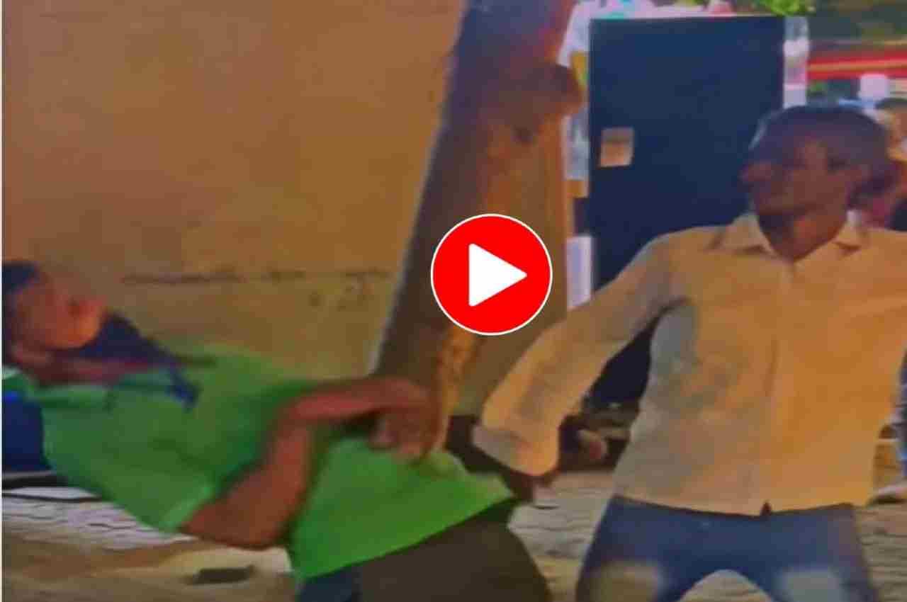 Viral Video: दारू अंदर जाते ही दो शख्स सड़क पर करने लगे कराटे, देख कंट्रोल नहीं कर पाएंगे हंसी