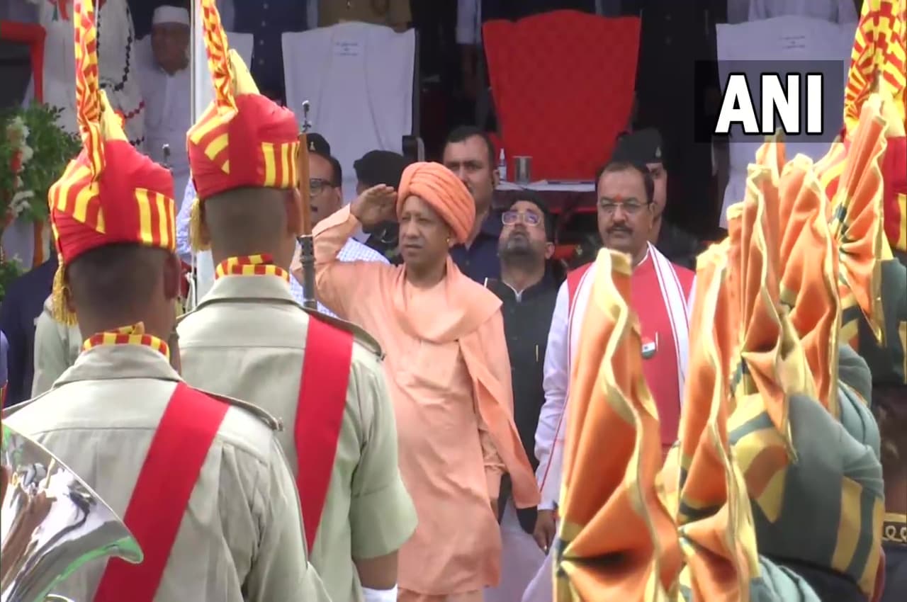 Independence Day 2022: सीएम योगी ने फहराया तिरंगा, कहा-सबसे पहले सिर्फ राष्ट्र है