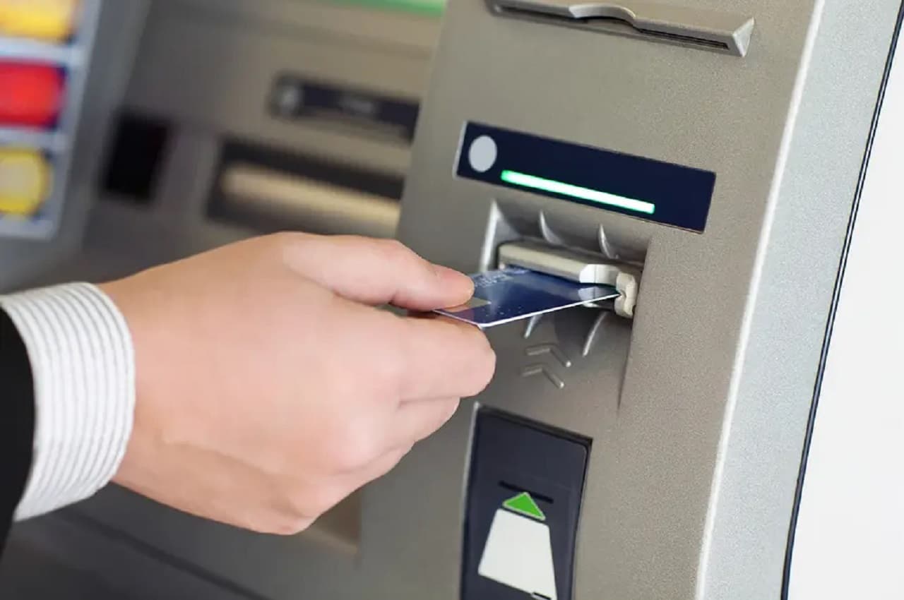 ATM से पैसा निकलने पर ये प्रमुख बैंक आपसे कितना चार्ज करते हैं और सबसे कम फीस किसकी है? जानें