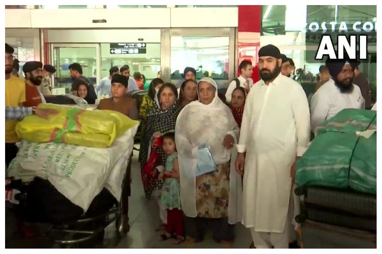 Afghan Sikhs in India: 30 अफगान सिख पहुंचे दिल्ली, छलका दर्द