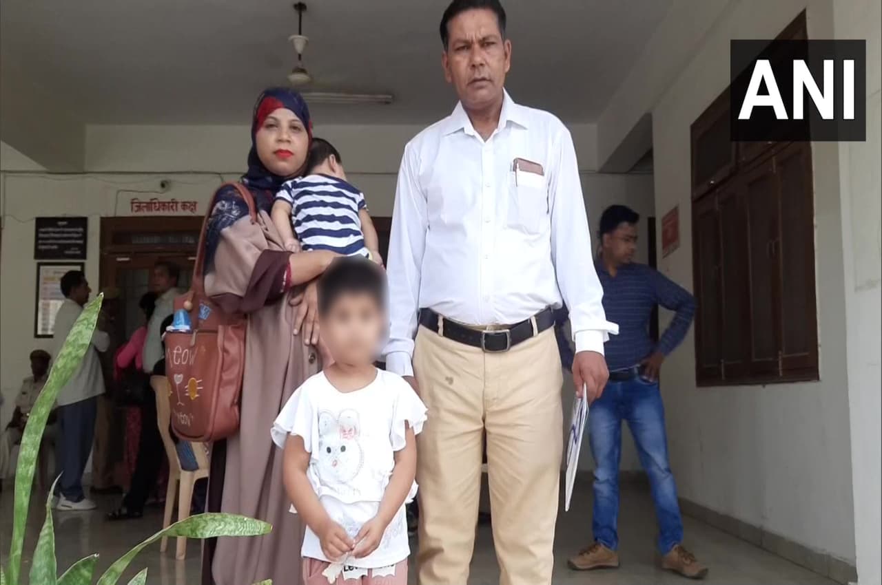 Aligarh: हिजाब न पहनने पर मासूम को स्कूल से निकाला, DM ने दिए जांच के आदेश