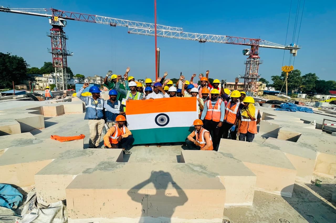 राम मंदिर पहुंचा 'हर घर तिरंगा अभियान', निर्माण में जुटे श्रमिकों ने ऐसे मनाया जश्न, देखें तस्वीरें