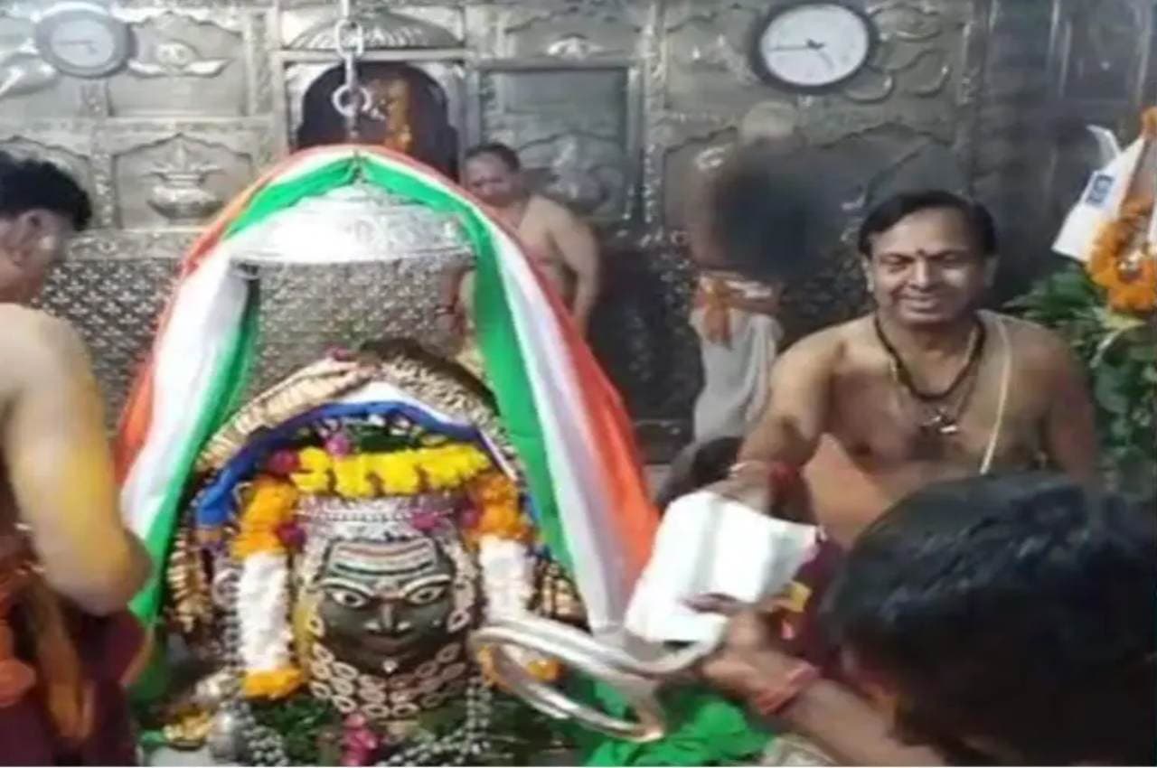 MP: महाकाल मंदिर में छाया 75वें आजादी के अमृत महोत्सव का रंग, तीन रंगों से सजा दरबार