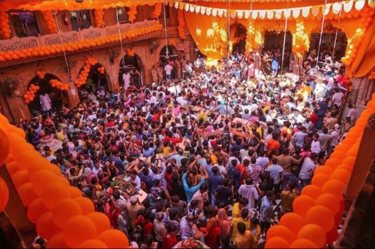 Banke Bihari Temple: मंदिर में मौजूद थे तीन बड़े अधिकारियों के परिवार वाले, अब शासन से जारी हुआ आदेश