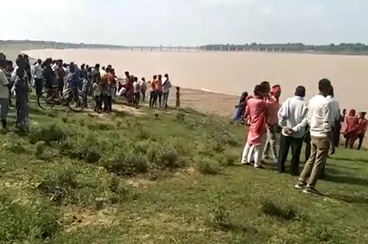 UP: बांदा में नाव पलटने से चार लोगों की मौत, 20 लोगों के डूबने की आशंका