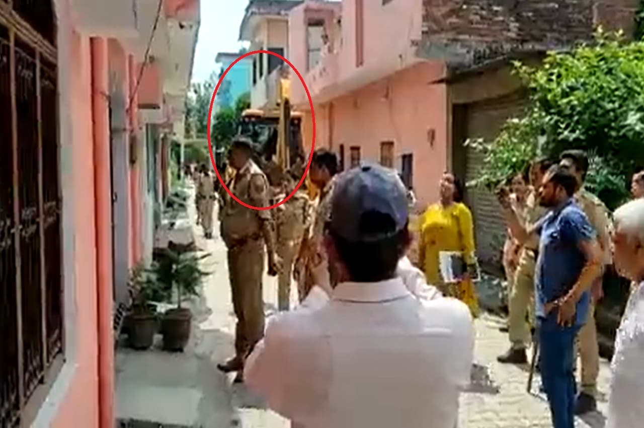 Bijnor: कोर्ट के आदेश पर भी नहीं माने ससुराल वाले तो पुलिस ने खड़ा किया बुल्डोजर, फिर बहू का हुआ गृहप्रवेश