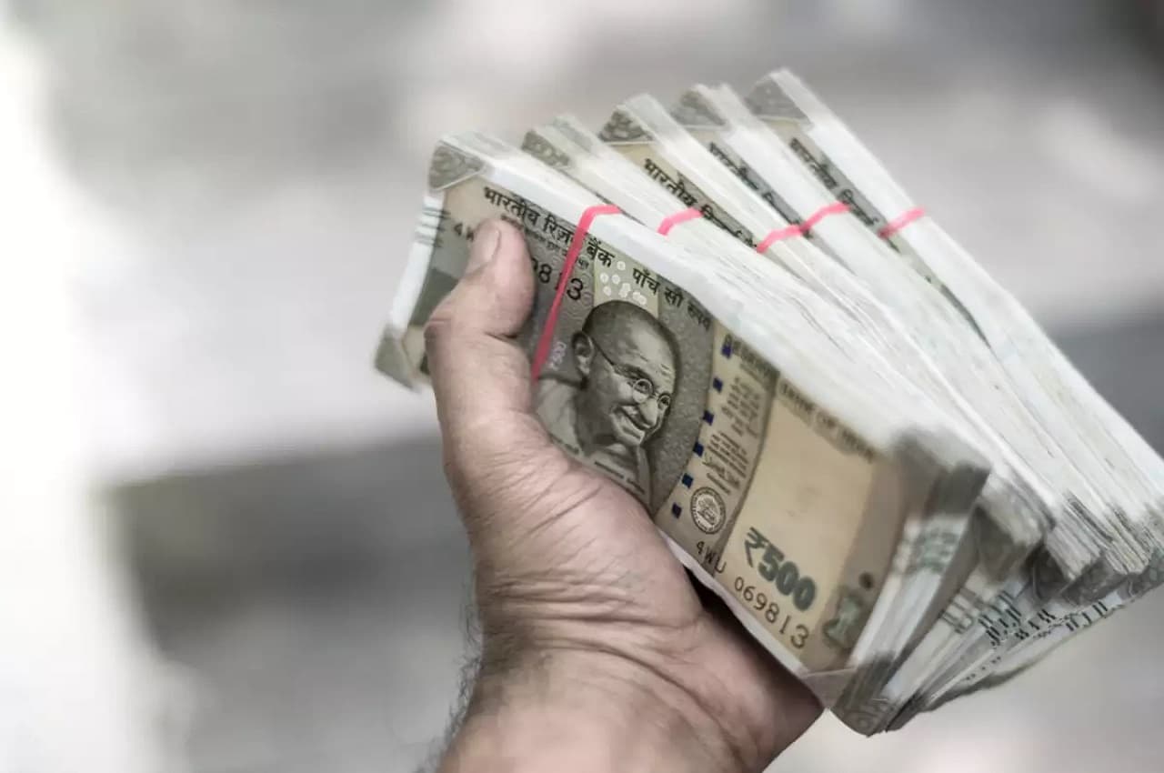 गुजरात और हिमाचल प्रदेश में विधानसभा चुनावों के बीच कैश की रिकॉर्ड बरामदगी: निर्वाचन आयोग