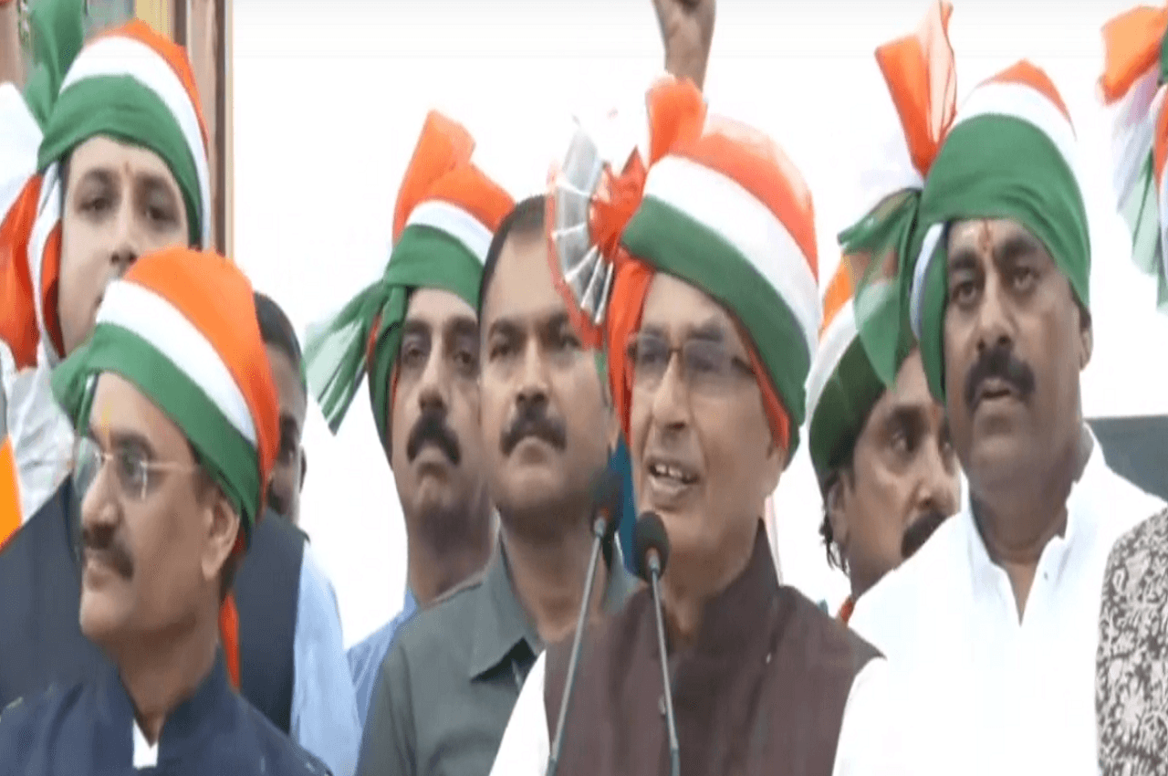 MP: भोपाल में तिरंगामय BJP,  CM समेत हजारों कार्यकर्ताओं ने निकाली तिरंगा यात्रा