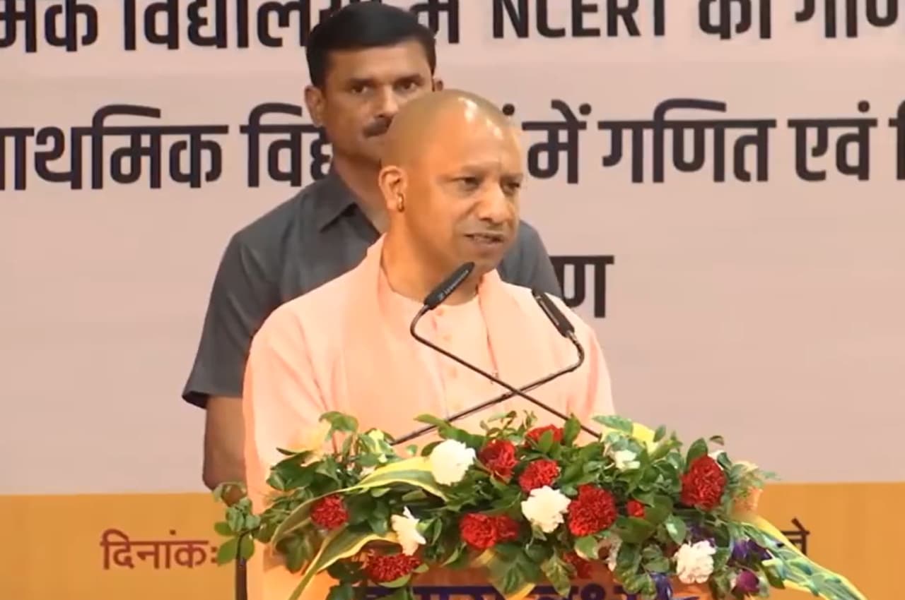 Lucknow News: सीएम योगी ने सरकारी स्कूलों पर दिया बड़ा बयान, रिकॉर्ड नामांकन के साथ बच्चों को दी ये सौगात