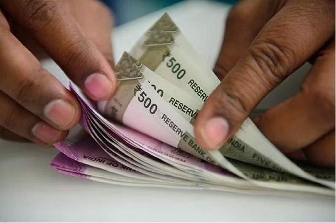 अब ATM से पैसे निकालने पर लगेगा अधिक शुल्क, PNB, Axis, SBI समेत इन बैंकों के नए रेट आए सामने