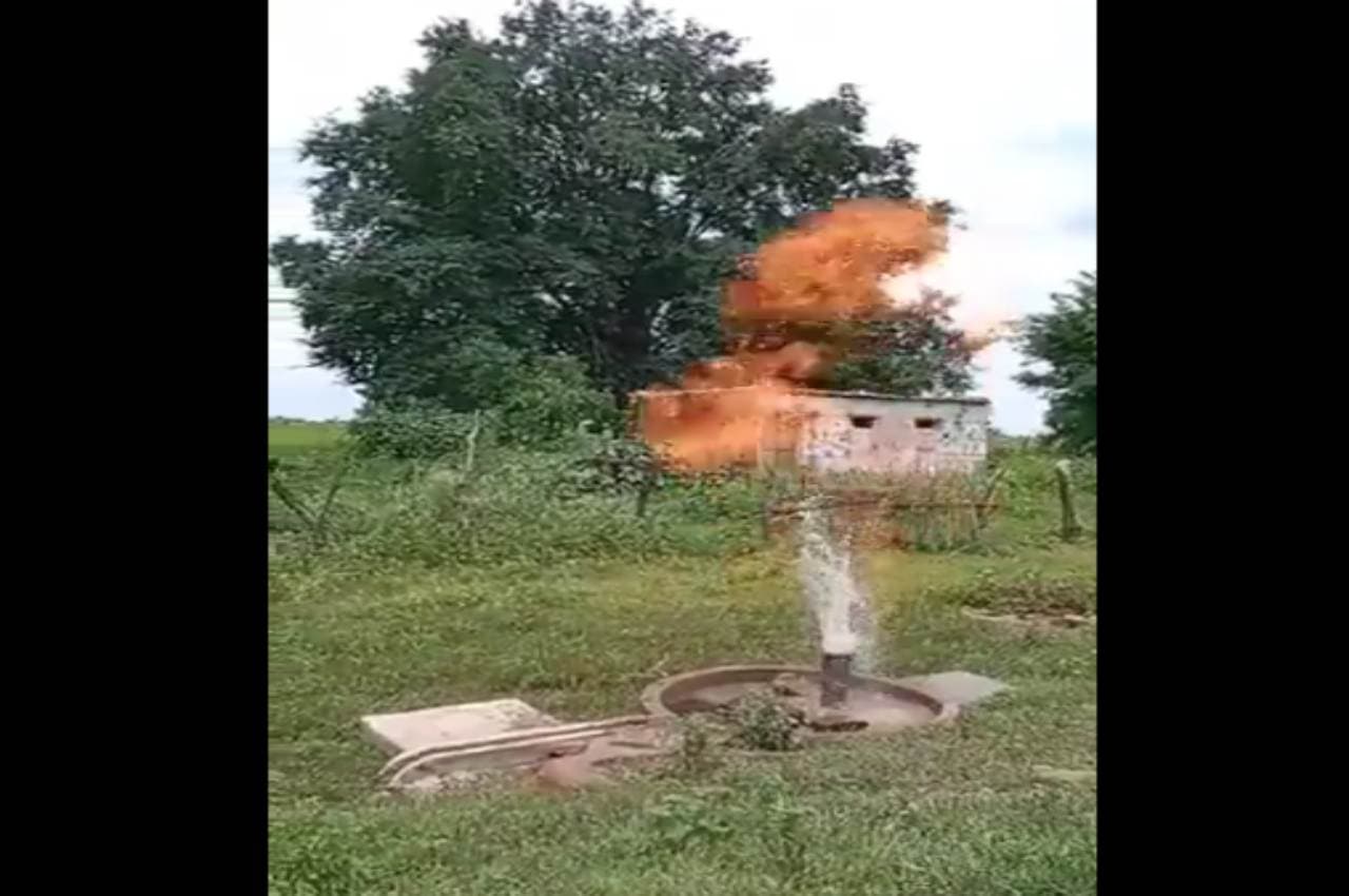 Video: हैरतअंगेज! आग के साथ पानी उगलते हैं हैंडपंप, जिसने भी देखा उसके उड़ गए होश
