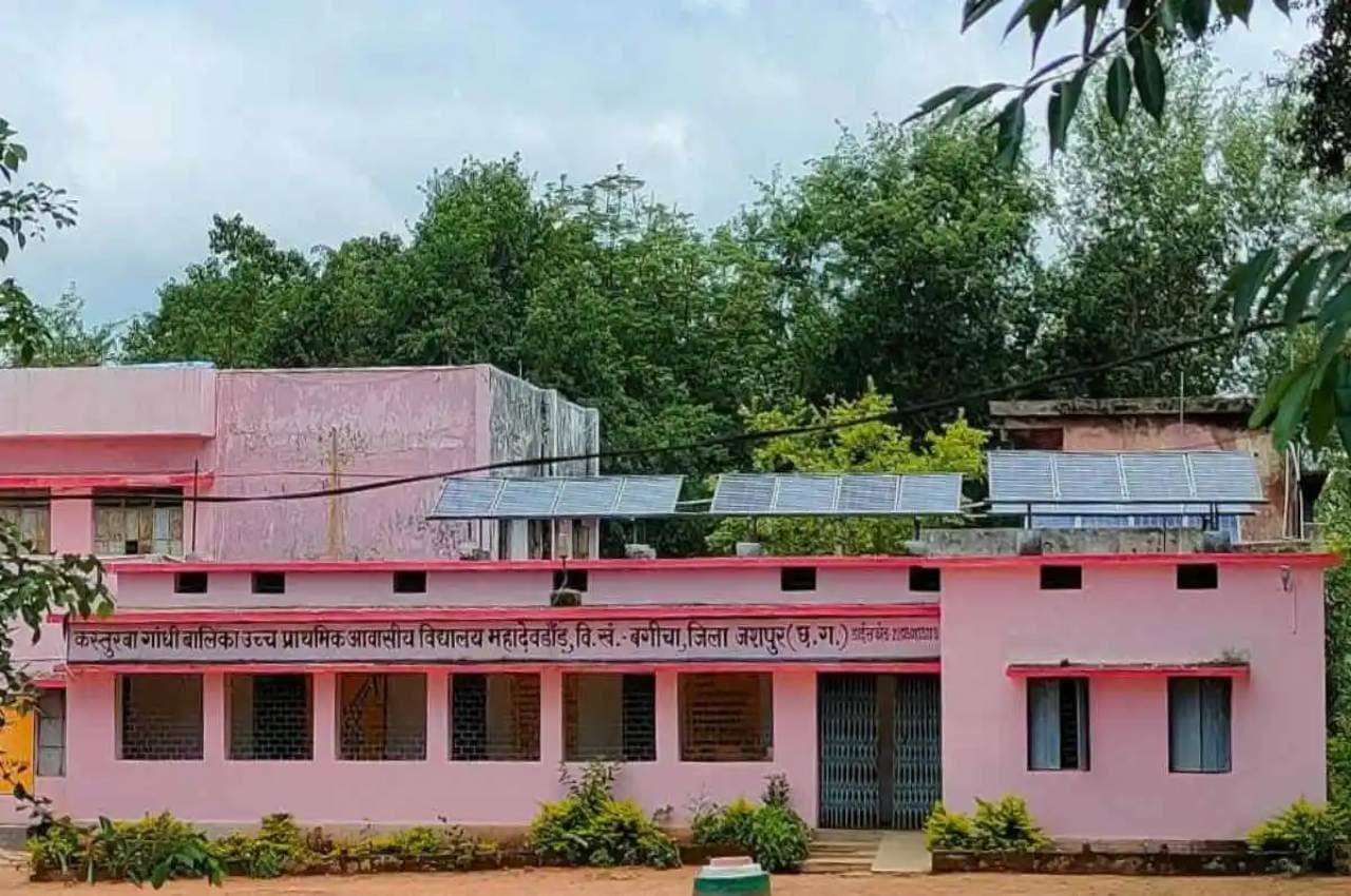 Chhattisgarh: जशपुर के एक स्कूल में कोरोना विस्फोट, 19 बालिकाएं पॉजिटिव