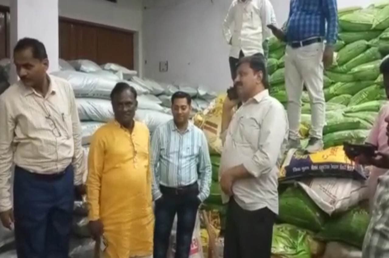 MP: किसान हो जाएं सावधान!, यहां व्यापारी की दुकान से लाखों की नकली DAP खाद व सामग्री जब्त