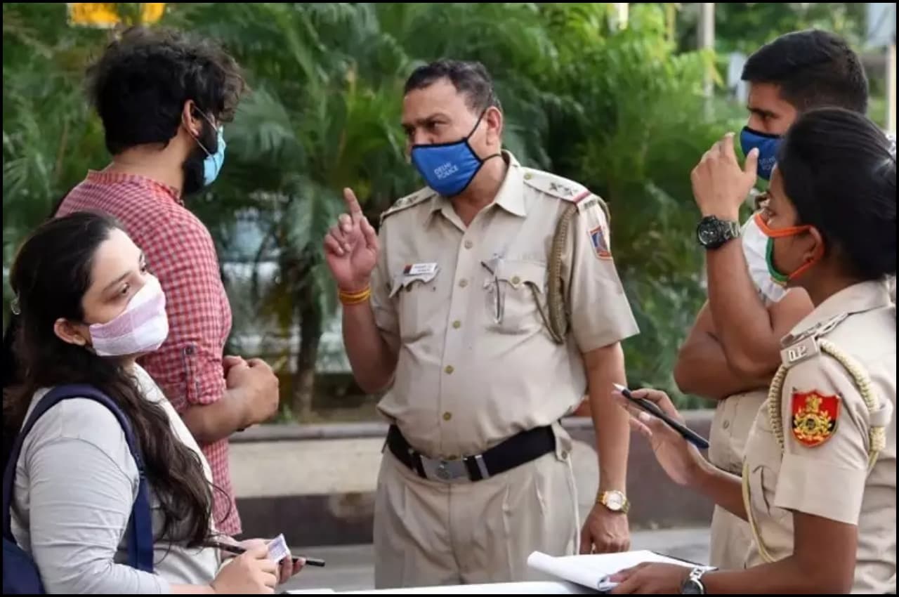 दिल्ली में सार्वजनिक जगहों पर फेस मास्क लगाने का नियम हटा, अब यह नई एडवाइजरी जारी