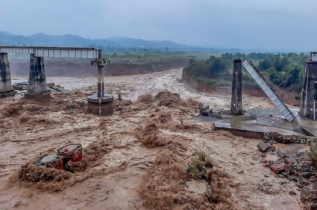 हिमाचल प्रदेश में बारिश और भूस्खलन से भारी तबाही, 22 लोगों की मौत, कई लापता