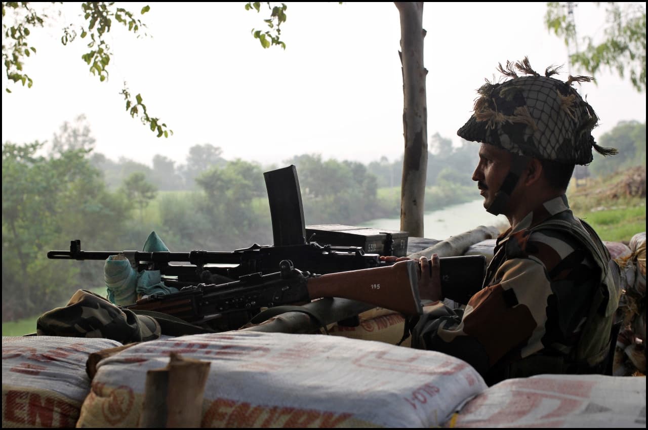 जम्मू-कश्मीर: सेना के बेस पर आतंकियों का आत्मघाती हमला नाकाम, दो आतंकी मारे गए, तीन जवान शहीद