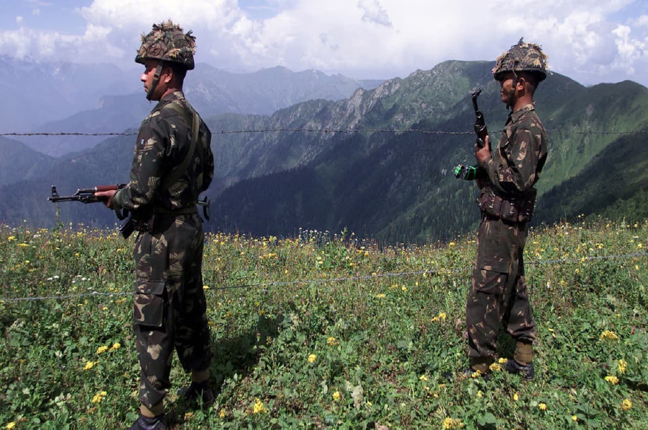 Jammu Kashmir: नौशेरा सेक्टर में LoC पर घुसपैठ की कोशिश नाकाम, जवानों की मुस्तैदी के चलते भागे आतंकी