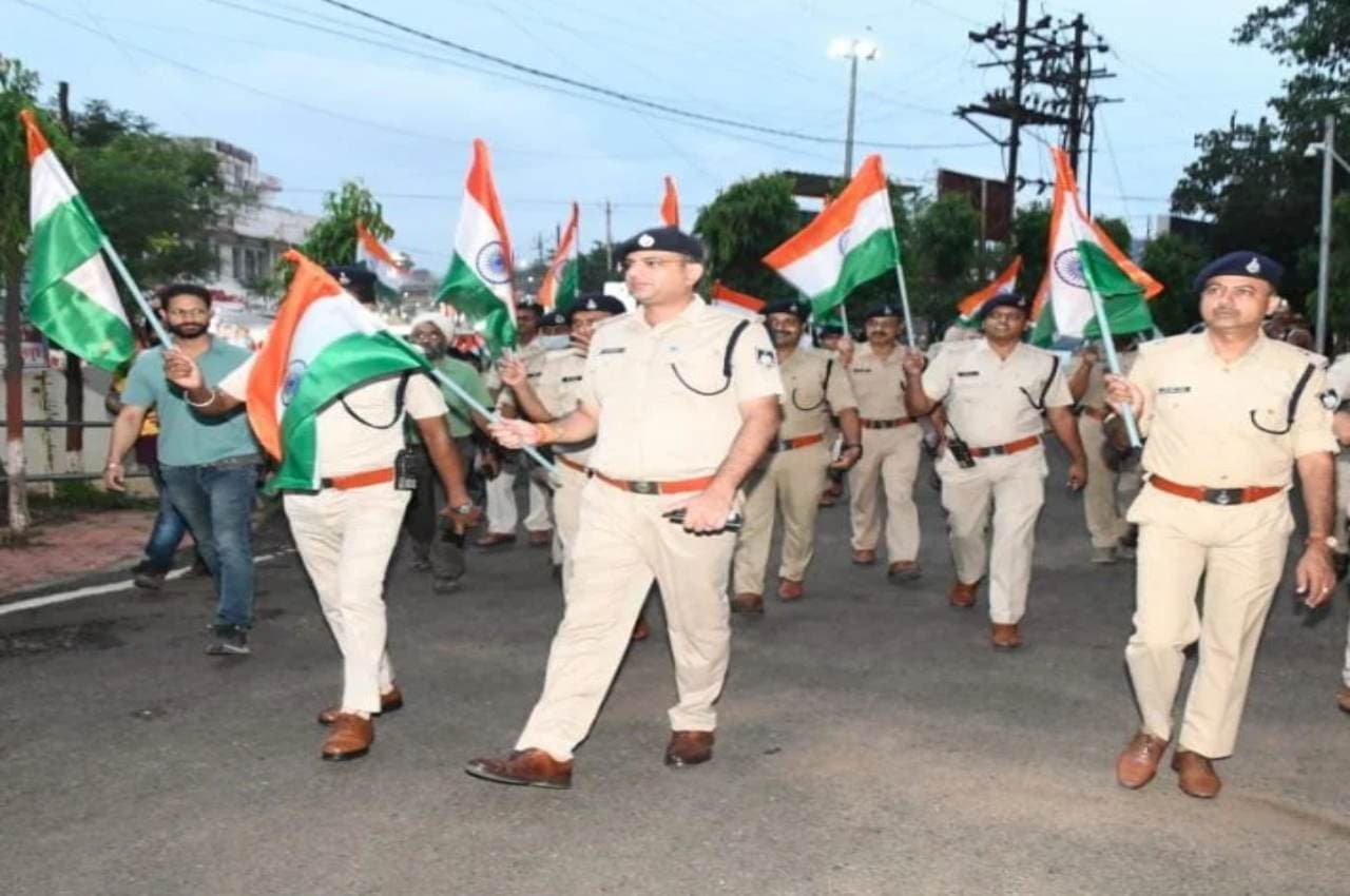 MP: “हर घर तिरंगा” अभियान के तहत पुलिस बल द्वारा निकाला पैदल मार्च, तिरंगा फहराने का दिया संदेश